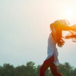 Bienvenida a Apasionadas por la Vida: Tu espacio para vivir con pasión, propósito y autenticidad Mujer con mascada al viento simbolizando pasión y plenitud en estilo de vida consciente